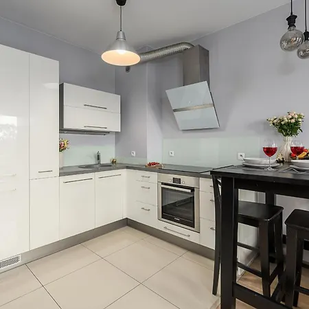 Lumina I Cozy 2-room With Balcony I 4 Guests I Metro Appartement Warschau